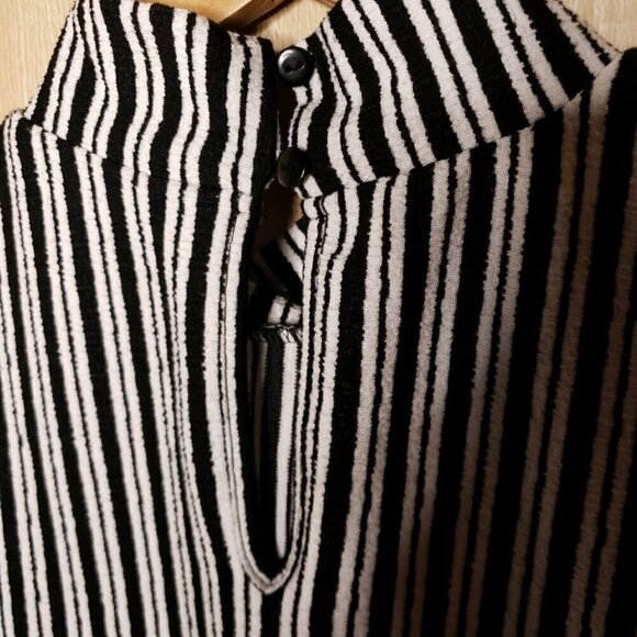 Cable & Gauge Striped Mock Neck Sleeveless Top - Picture 4 of 7